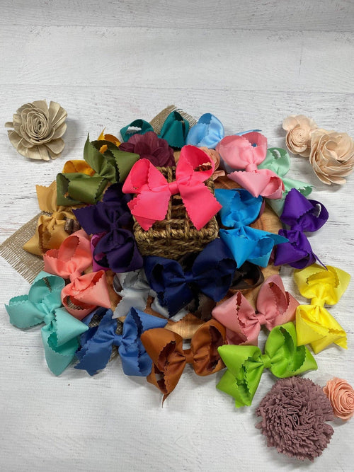 4.5" Classic Scalloped Hair Bow | Clip or Headband: Light Pink / Clip